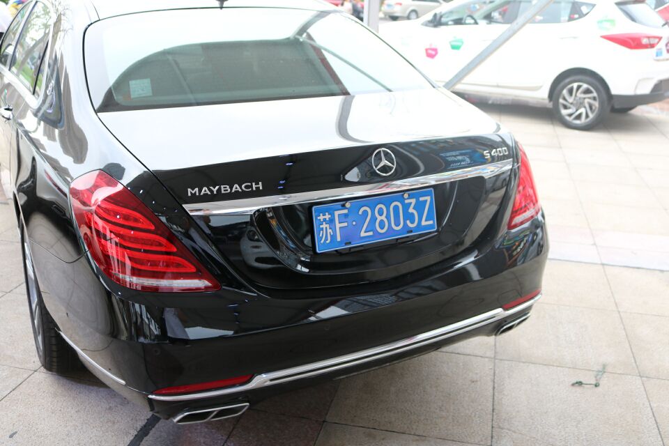 南通崇川区实拍迈巴赫S400，气场不输宾利和RR！