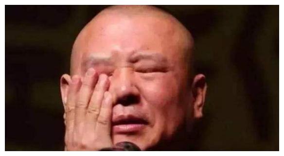 离开郭德纲4年,34岁曹云金悄然无声,近照显得落魄