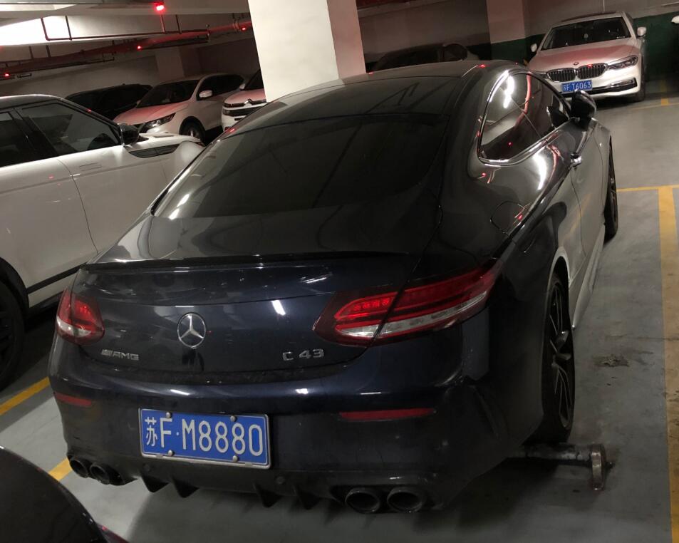 南通崇川区某地下车库实拍奔驰C43AMG，外观充满了战斗感！