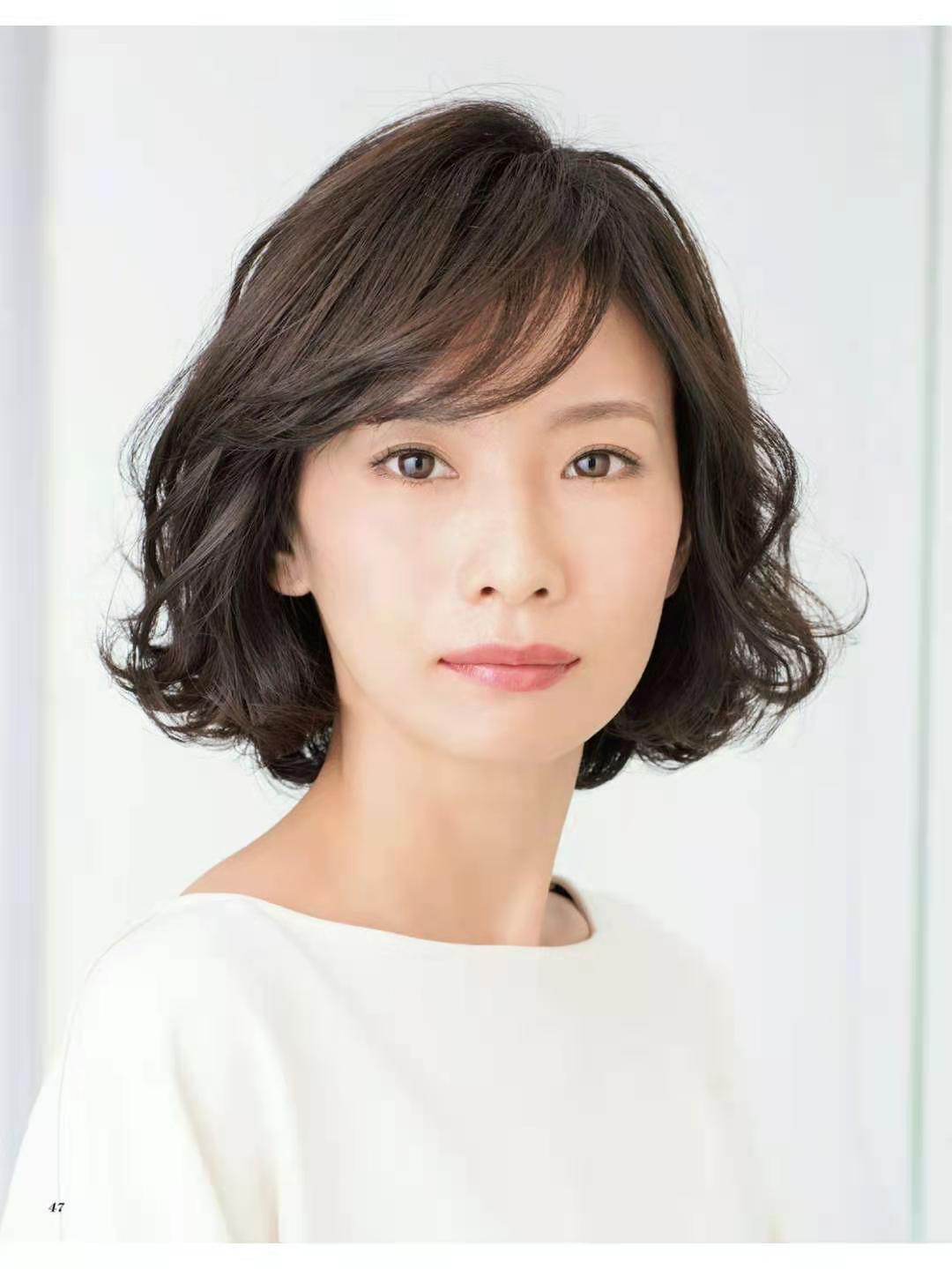 45岁烫什么发型好看,洋气全头烫图片 五六十岁的女人尽量别染这三种颜色不仅显老土气还很伤发质