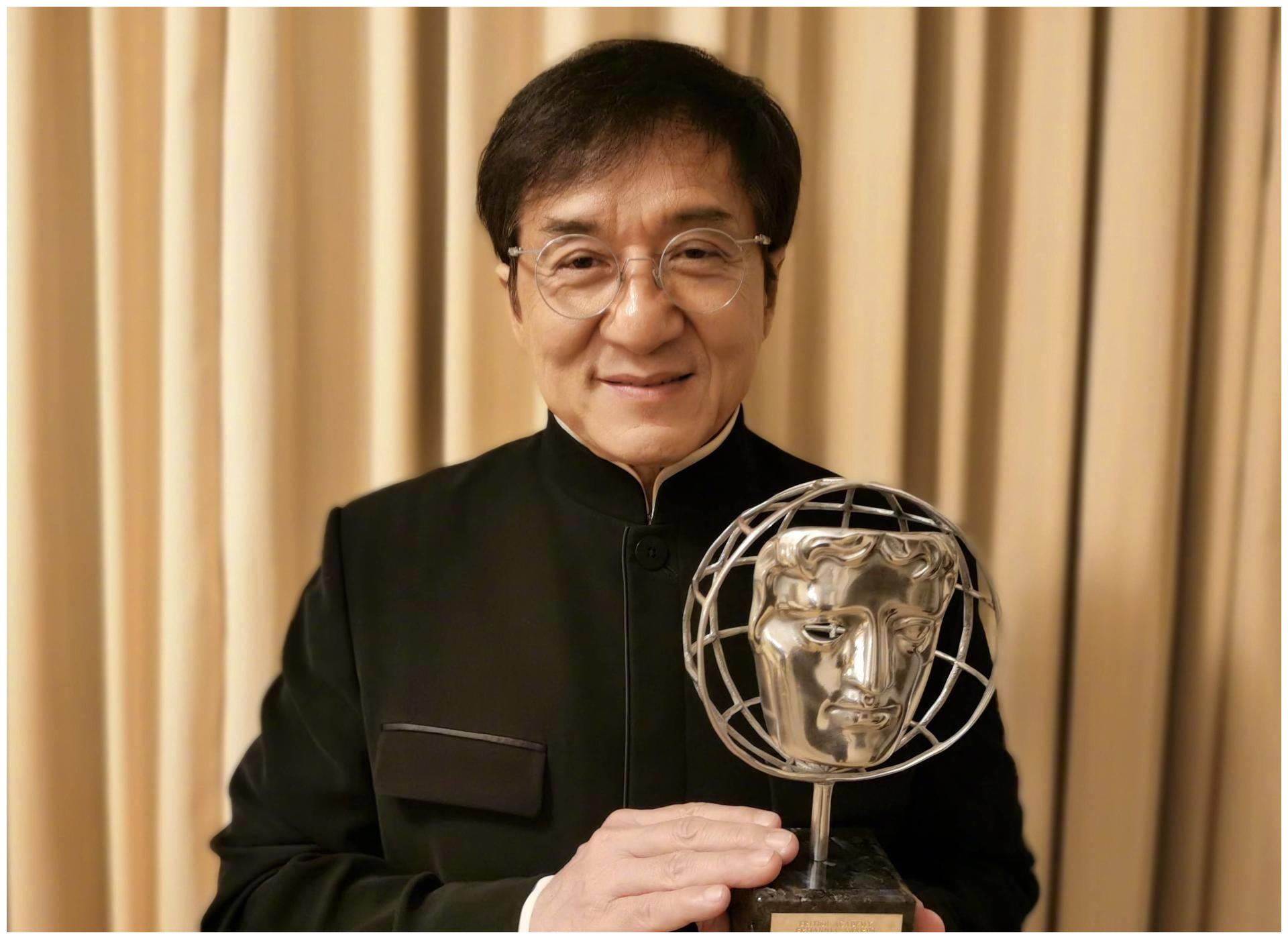 65岁成龙坚持工作到深夜,一身休闲装十分减龄,精神状态极好