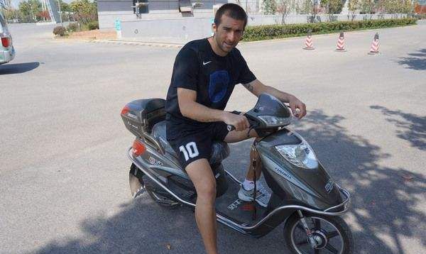 中超外援的奇葩座驾：从达10的电动车 到傲骨&艾克森的宝骏