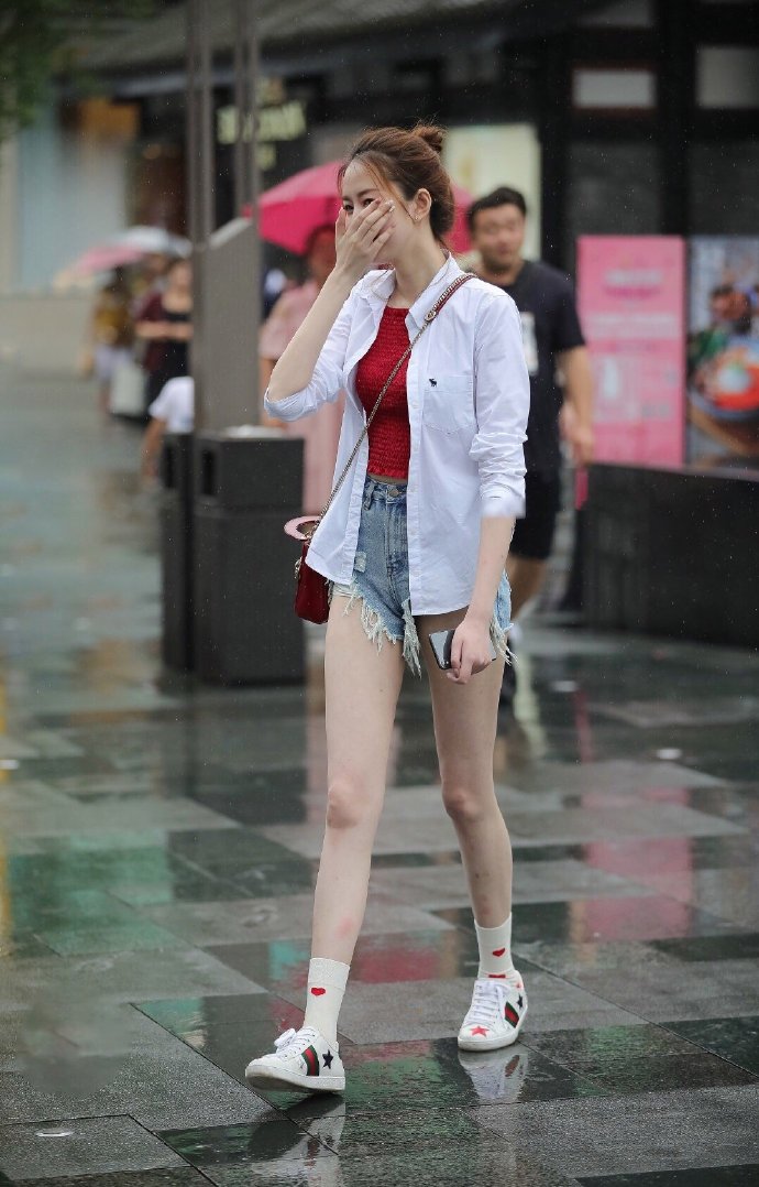 夏日街头的热裤美女修长的美腿很上镜哦