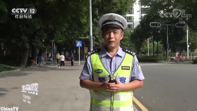 气愤！女司机追尾他车，拒不下车竟破口大骂交警“神经病”！