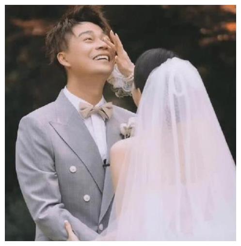 给沈涛递话筒的女孩露脸了换上白色婚纱后比费费还美