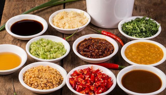 吃火锅时,会调这3种蘸料的人,老板:都是资深