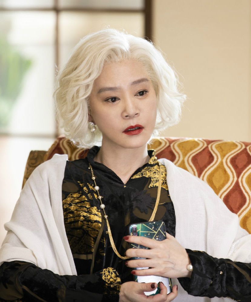 60岁瑶女郎刘雪华满头白发,气质脱俗,看她年轻时候美到什么程度_高清
