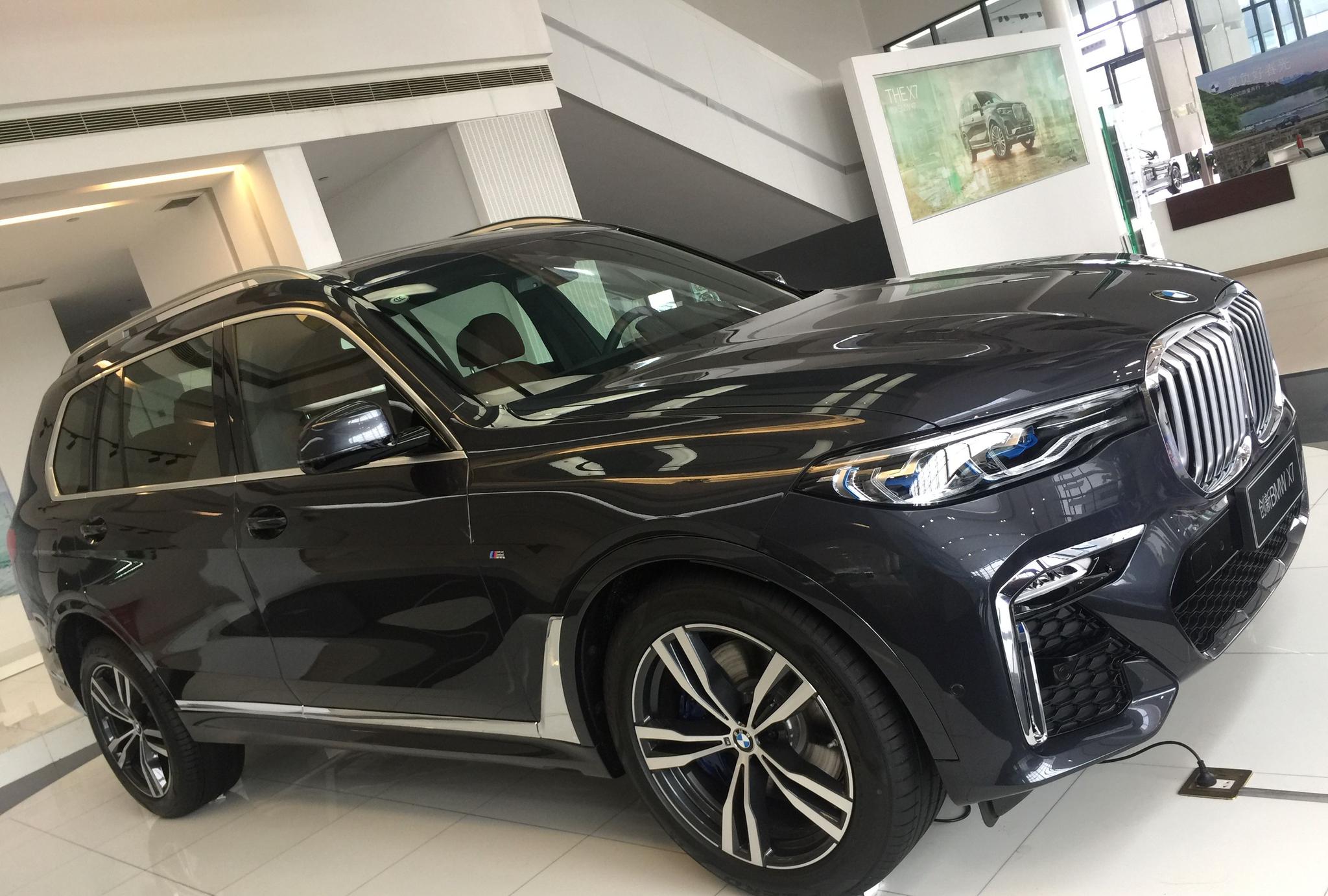 比奔驰GLS抢眼 到店实拍新款宝马X7