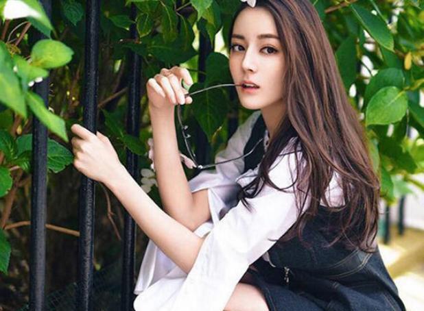 迪丽热巴现实中住的豪宅连装修也这么甜美窗帘还是粉红色的
