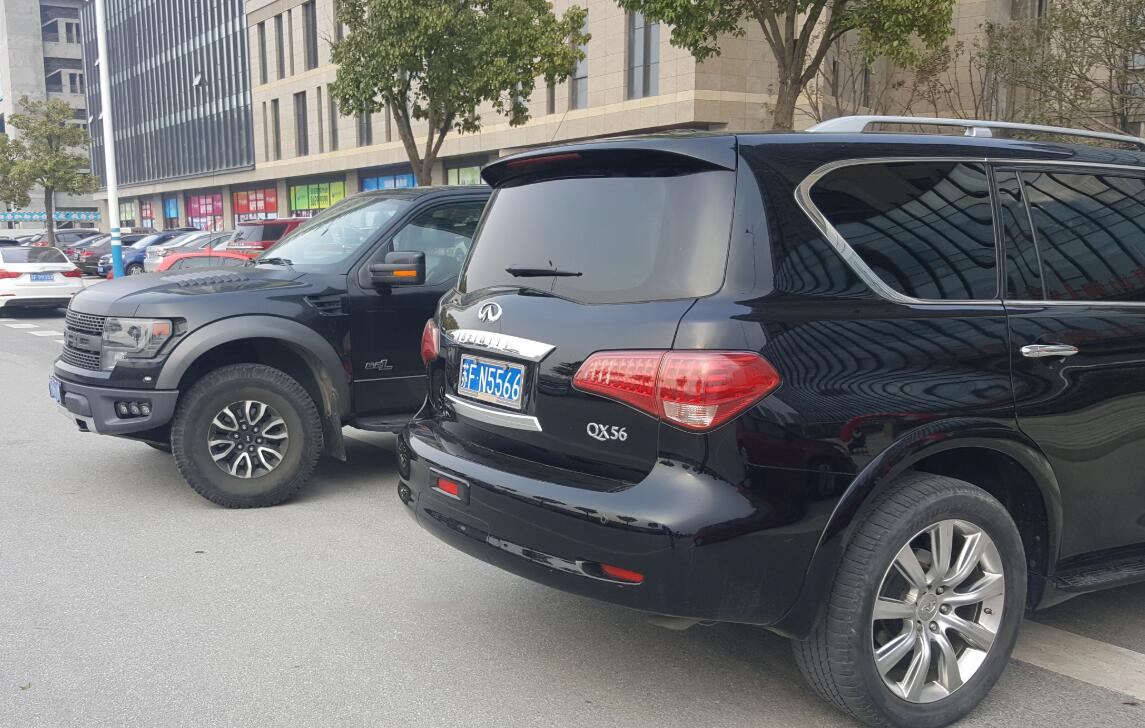 南通通州区街头实拍英菲尼迪QX56，气场秒杀一旁的福特猛禽！