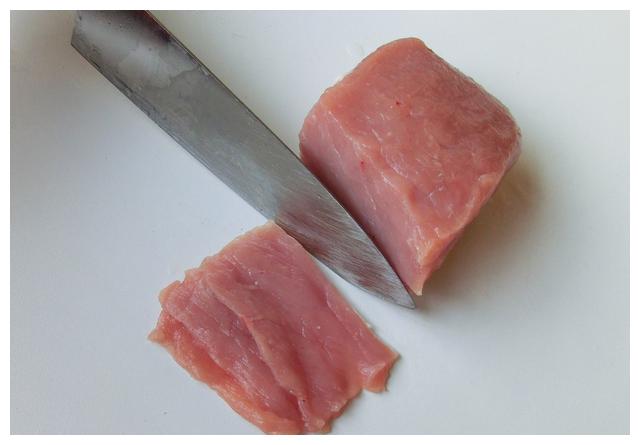 竖切猪:刀和肉的纹理呈水平线,切出来的肉片,纹路呈"川"字状.