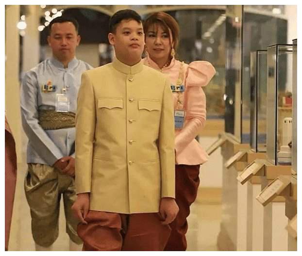 泰国15岁王子长成壮小伙曾被迫穿不合身西装还接受母亲跪拜