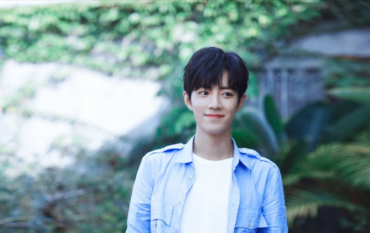 肖战蓝色衬衣照片,阳光帅气干净清爽,心中的男神_高清