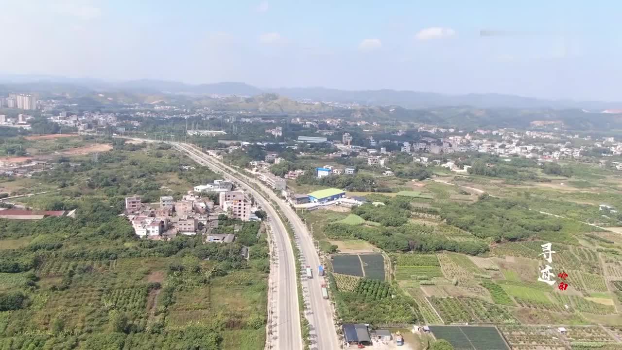航拍广西灵山新建的环城路双向六车道设计向大城市迈进