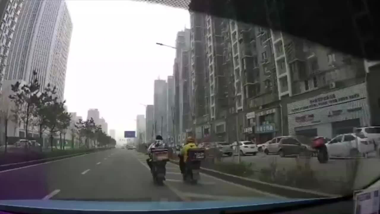 行车记录仪：知道为什么外卖小哥保险都买最高的，骑车早晚用得上