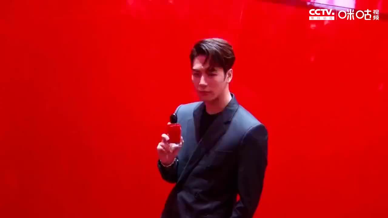 王嘉尔利路修同框合照曝光 利老师表情管理满分