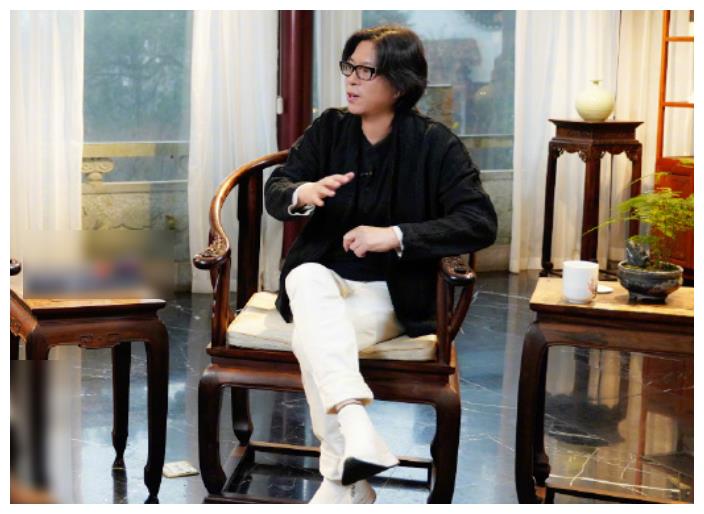 被吐槽臃肿的高晓松减肥成功,大长腿实力抢镜,背影像吴亦凡