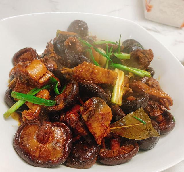 红烧香菇鸡香味浓郁鸡肉软烂