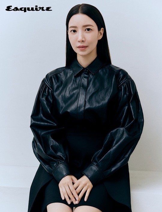 韩国女艺人尹世雅登杂志拍写真简约时尚