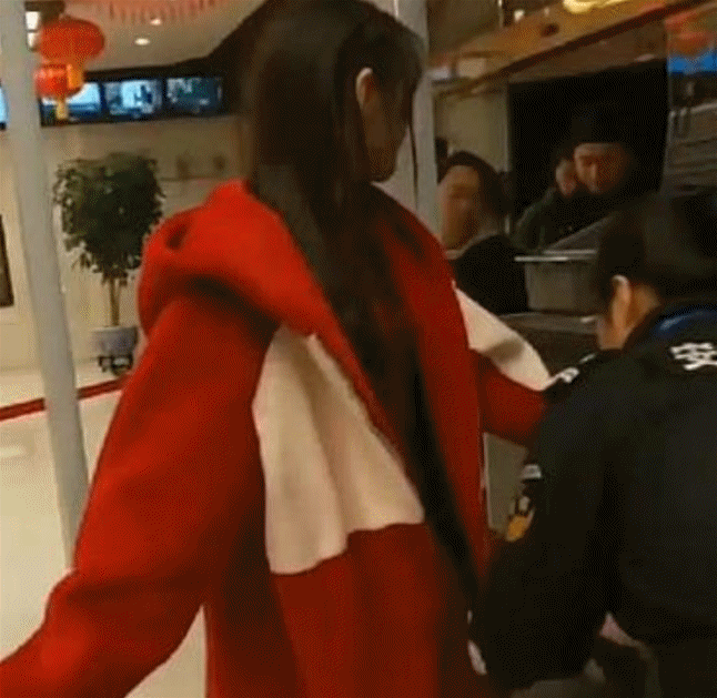 热巴过安检被路人偶遇,瘦成筷子腿认不出,网友喊话