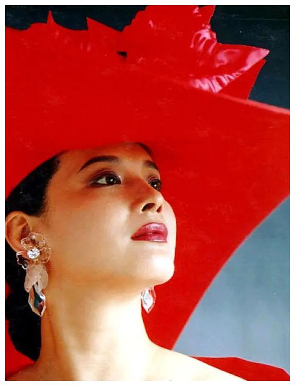 演者是张青,舞蹈演员出身,还曾是健力宝、黑妹牙膏等品牌的广告模特。