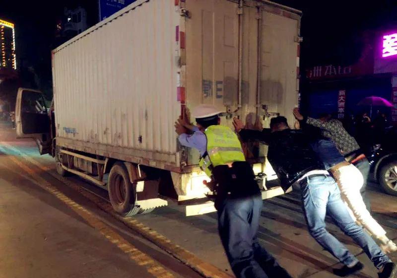 机场推车员累不累 6dc7-izwfpys7334827.jpg