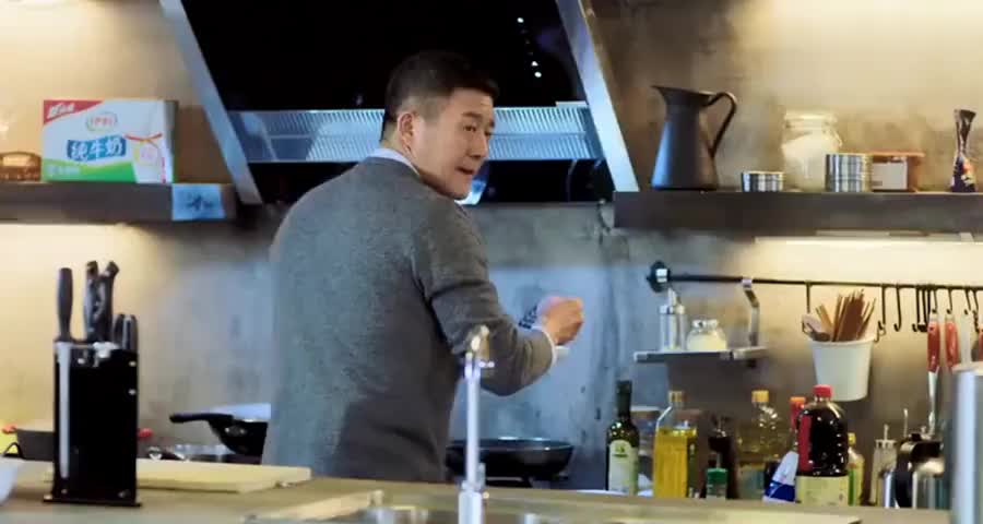 子君看清老金丑陋面目坐在他的桑塔纳里提分手，老金后悔都晚了