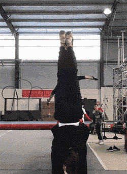 gif搞笑趣图:你们一个个都看好了,看看什么叫跳远