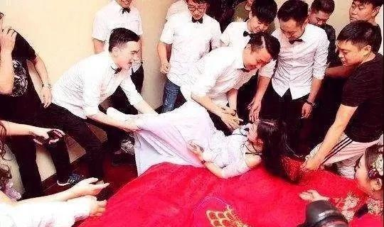 结婚当天,新娘遭"闹婚"被欺负,新郎大怒:别在这放肆,都滚