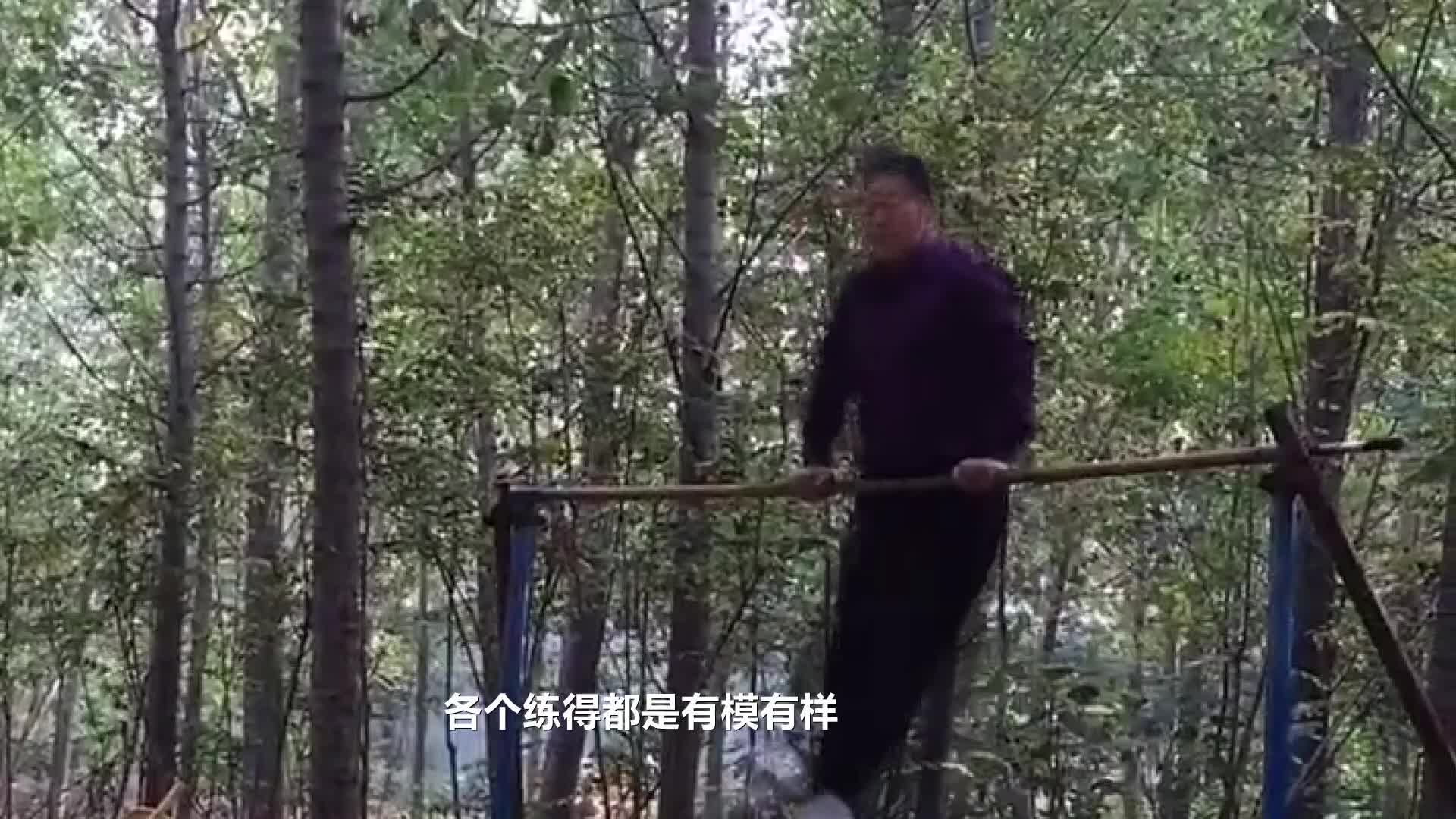 老年夫妇在树林里散步-蓝牛仔影像-中国原创广告影像素材