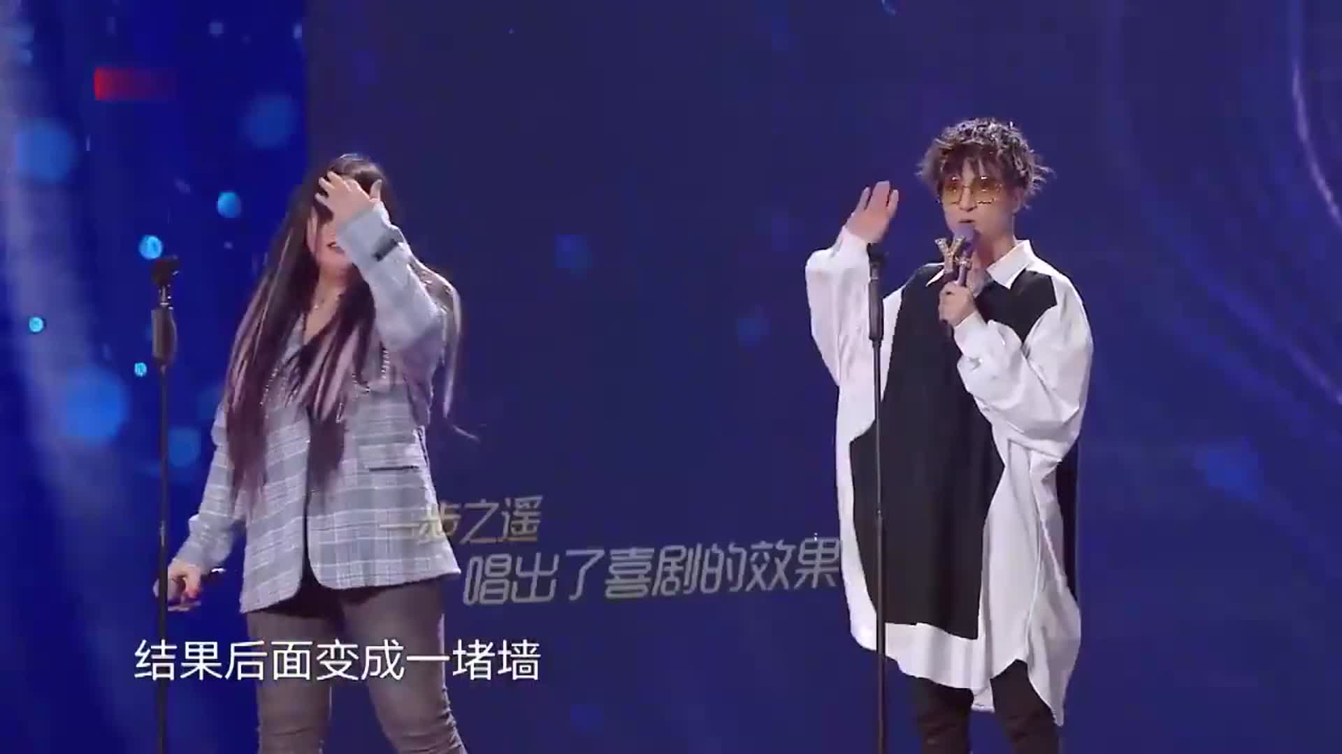 薛之谦唱歌时耳返掉了最好笑的是升降台变成了背景墙