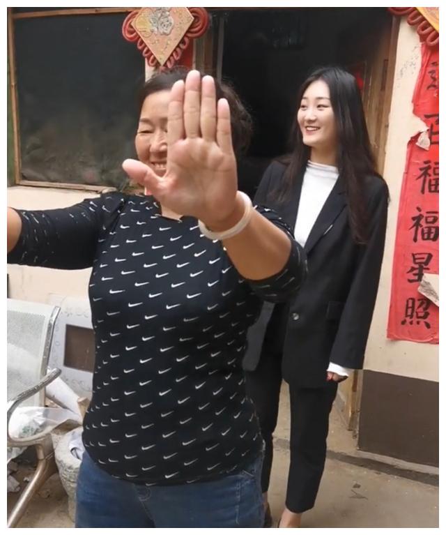 近日,有网友在网上曝光了一组"大衣哥"朱之文一家外出聚餐的视频.