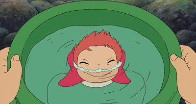 宗介捧着被他救出来的波妞—— 粉红色的模样,圆圆滚滚的小肚子,在水