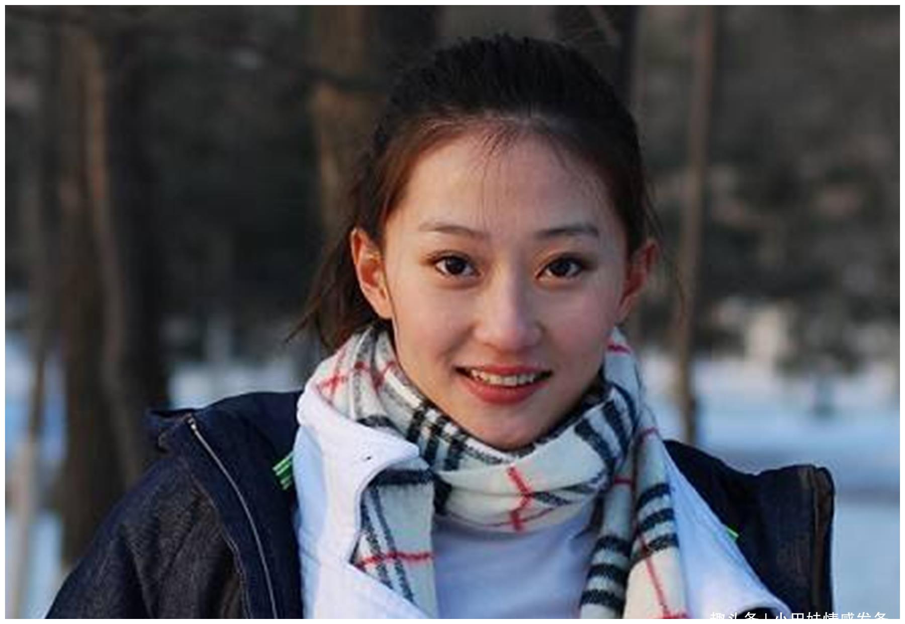 这个人就是蒋依杉,他年仅21岁时,赵本山就邀请她出演《乡村爱情》里的