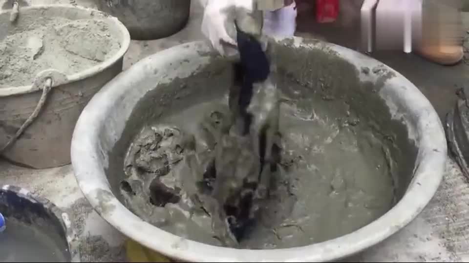 抹布放在水泥浆里湿透,再拿出来精心制作,看到成品后我彻底服了