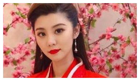 《王牌对王牌》费费曾担任世界杯女主播,中国小姐,奥运引导小姐