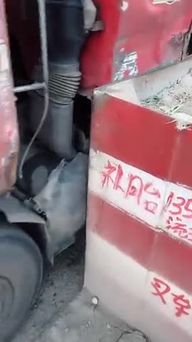 这限宽真磨车，紧贴着车体过去，补胎广告打的正好