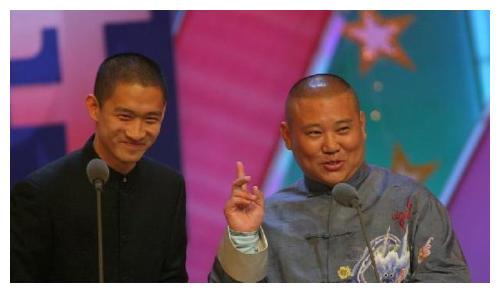 离开郭德纲4年,34岁曹云金悄然无声,近照显得落魄