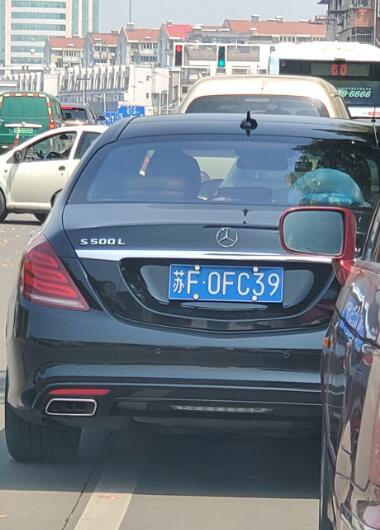 南通新世纪大道实拍奔驰S500L，外观相当低调！