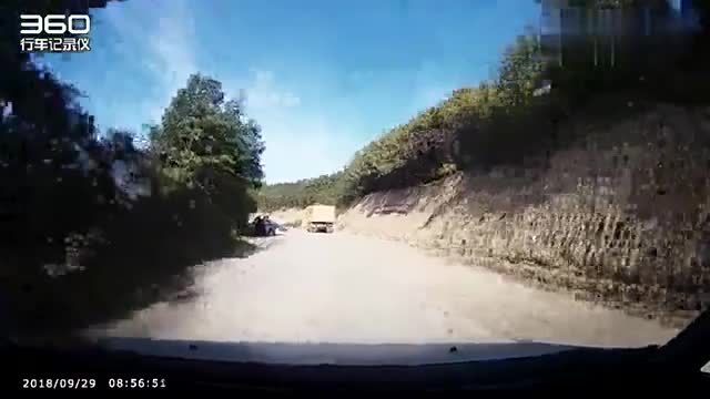 行车记录仪实拍：轿车与渣土车玩“碰碰车”，这下事儿不小