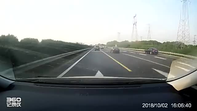 行车记录仪实拍：高速突然减速，下一秒险些变“烂泥”