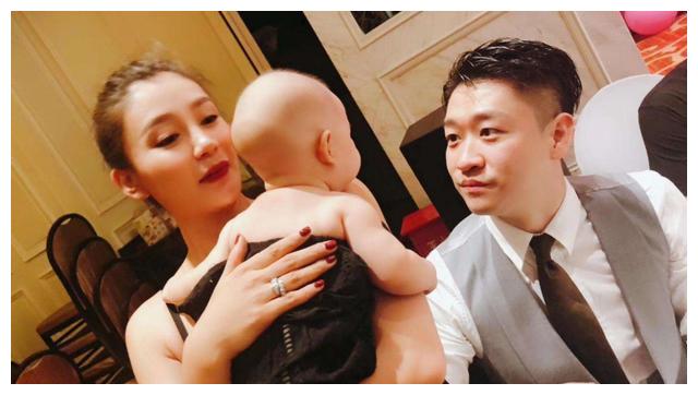 被相声耽误的厨子!曹云金破旧屋子支烧烤摊,隔壁小孩都快馋哭了