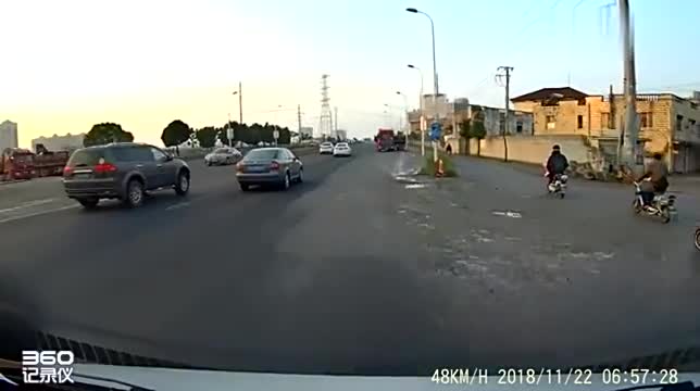行车记录仪实拍：摩托车转弯太快，下一秒惨不忍睹
