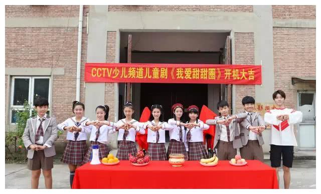 要知道他还是一个小孩子 所以他担任主角的剧 就是这部我爱甜甜圈的