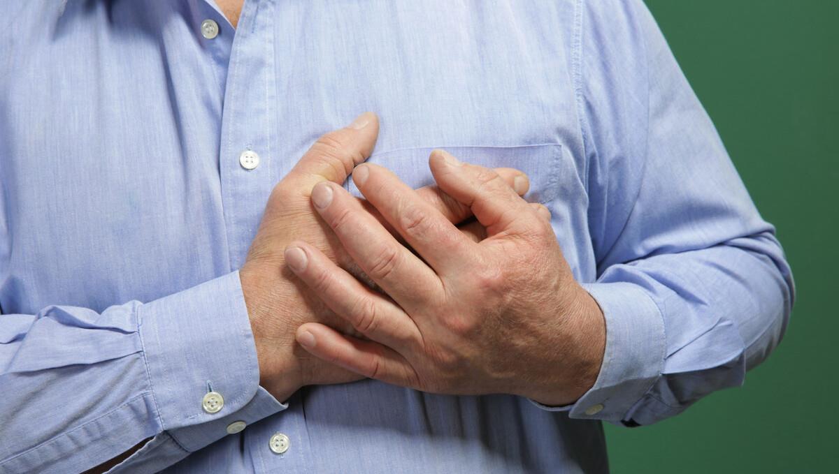 胸闷憋气心口痛?冠心病的5大症状要警惕,早发现早控制