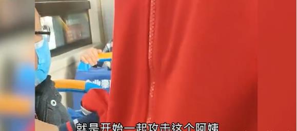 大爷强制学生让座,乘客劝说反被怼,是道德绑架还是理所应当?休闲区蓝鸢梦想 - Www.slyday.coM 大爷强制学生让座,乘客劝说反被怼,是道德绑架还是理所应当?休闲区蓝鸢梦想 - Www.slyday.coM