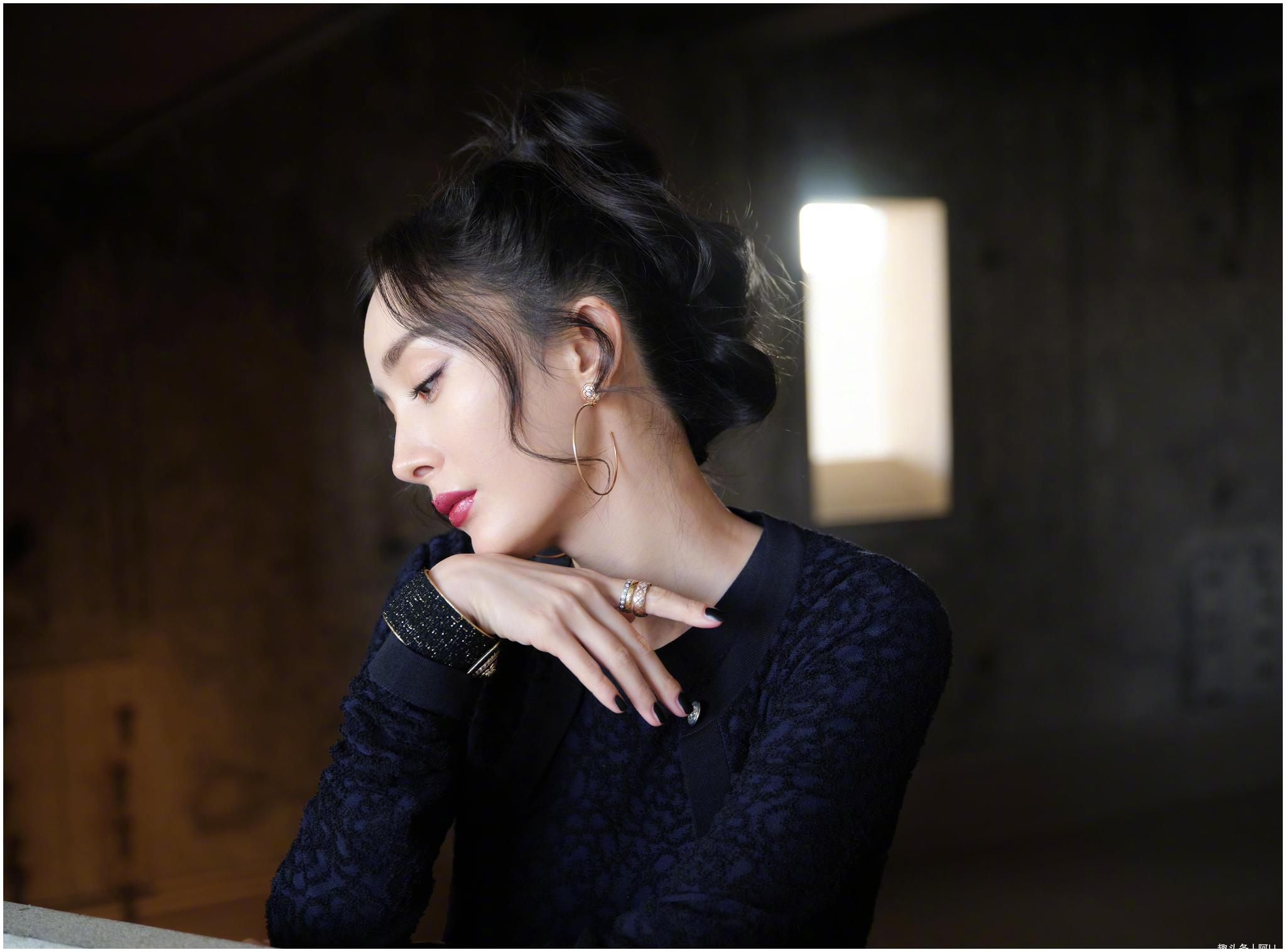 杨幂绝美大片曝光!复古盘发搭配闪钻唇妆 优雅至极 魅力十足