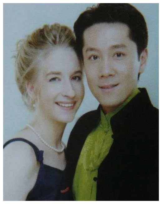 对于这段失去的初恋,蔡国庆给出了"水一样的歌"的解释.
