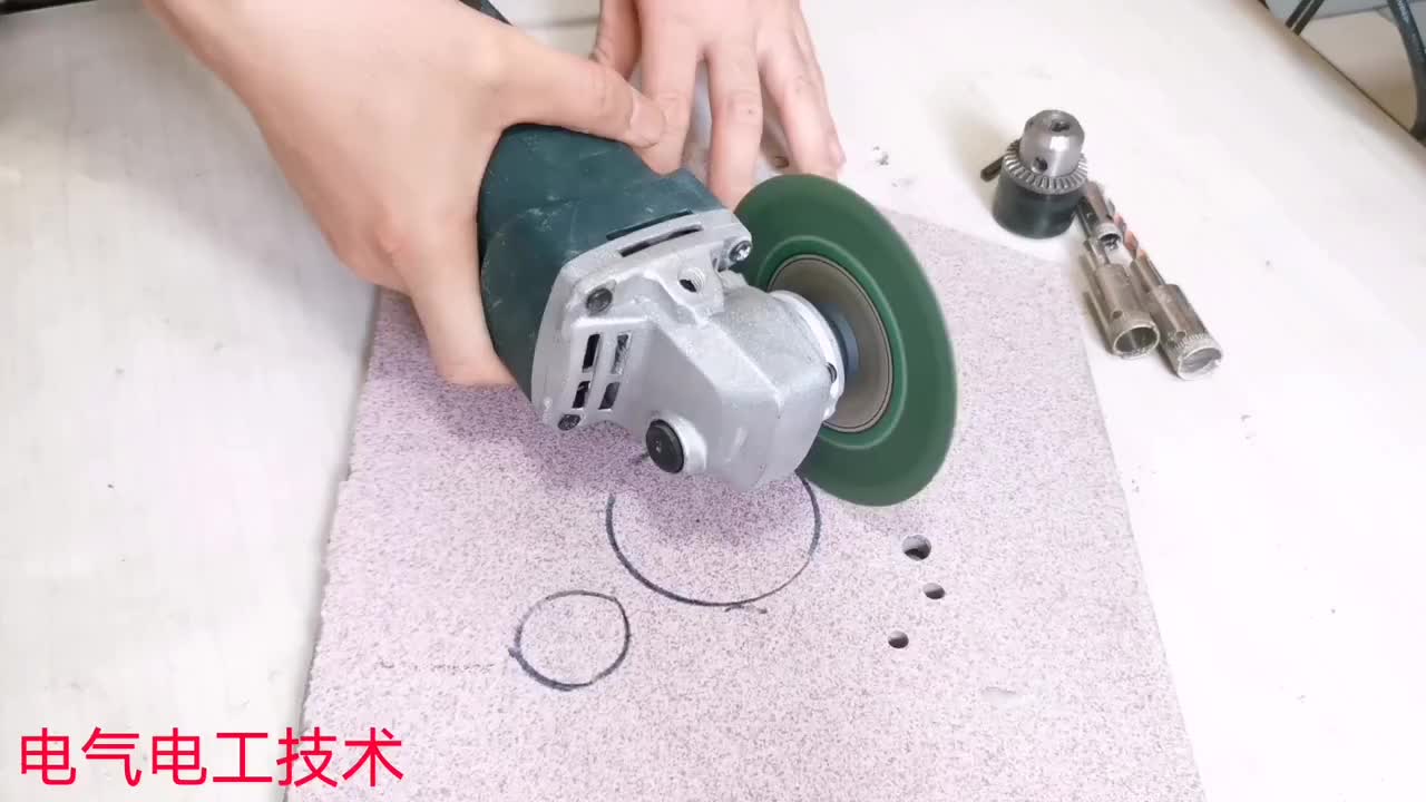 怎么用角磨机在瓷砖上切圆?别再干磨了,教你个好方法