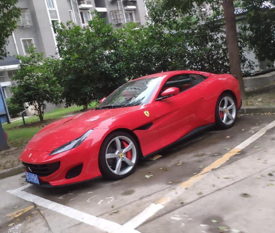 南通港闸区实拍法拉利Portfolio，红色车身非常吸睛！
